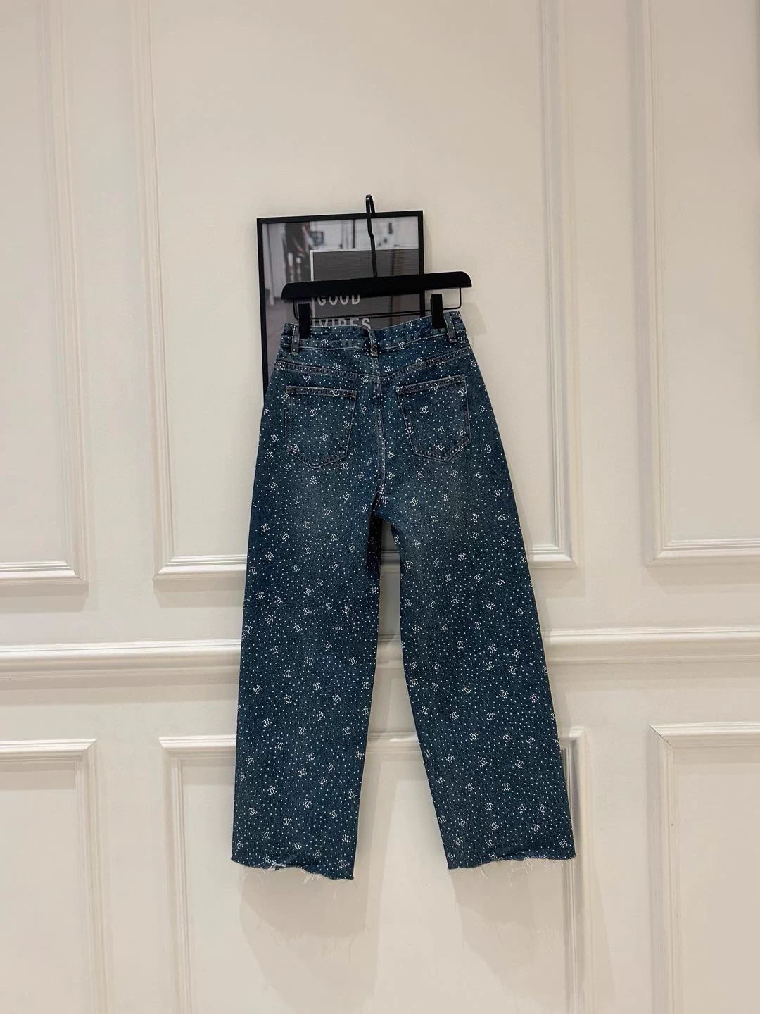 Heavy-duty pearl-studded pants
