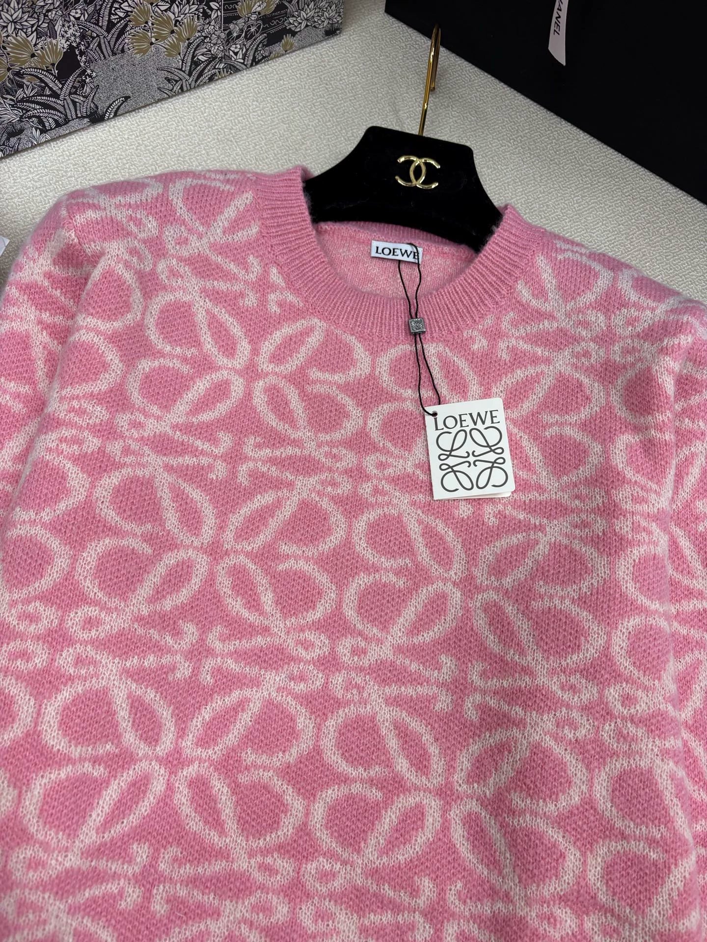 Color-blocked logo top
