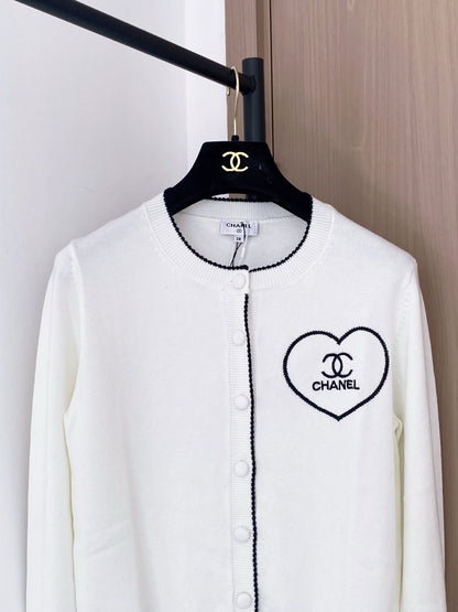 Heart-patterned knitted cardigan