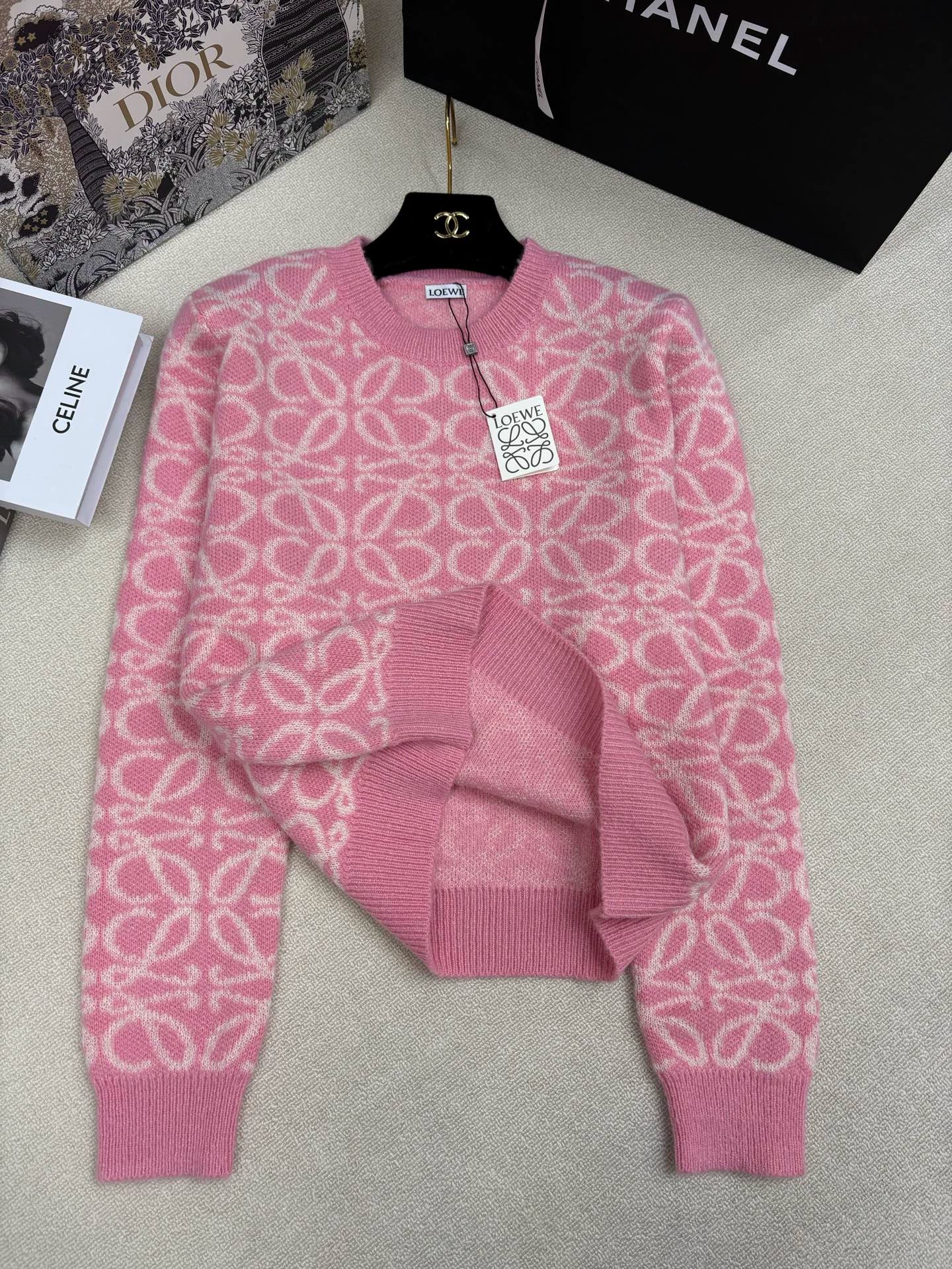 Color-blocked logo top