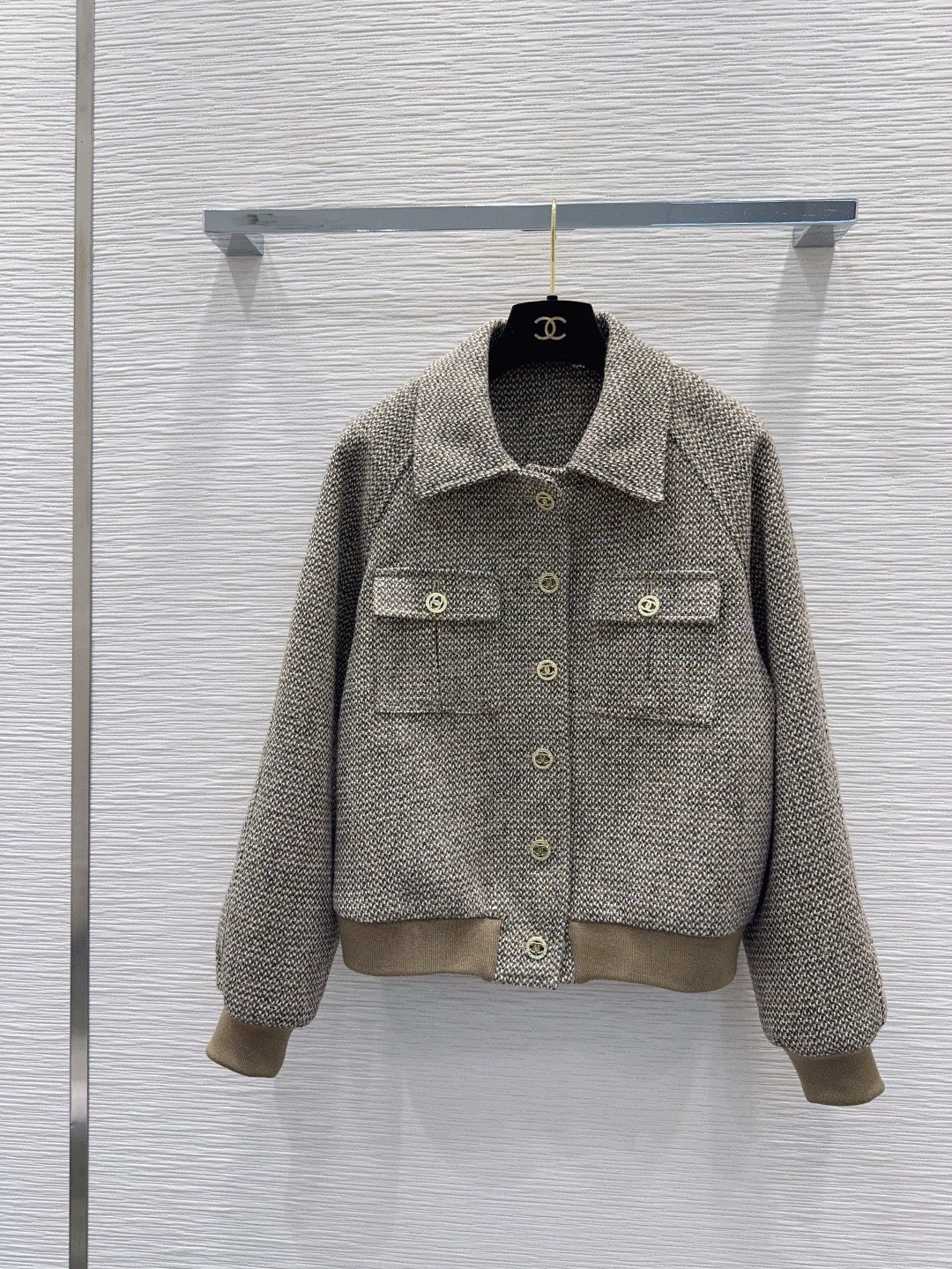 26New Long-Sleeve Jacket with Contrast-Color Pockets