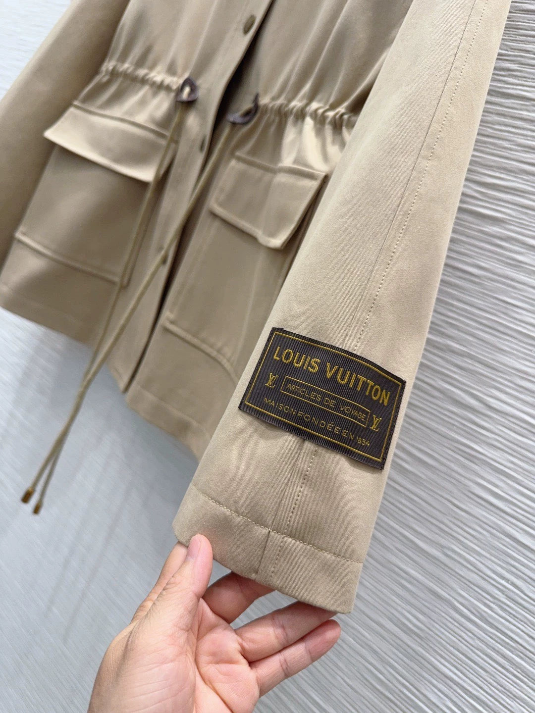 26New Long-Sleeve Windbreaker with Pockets and Drawstring