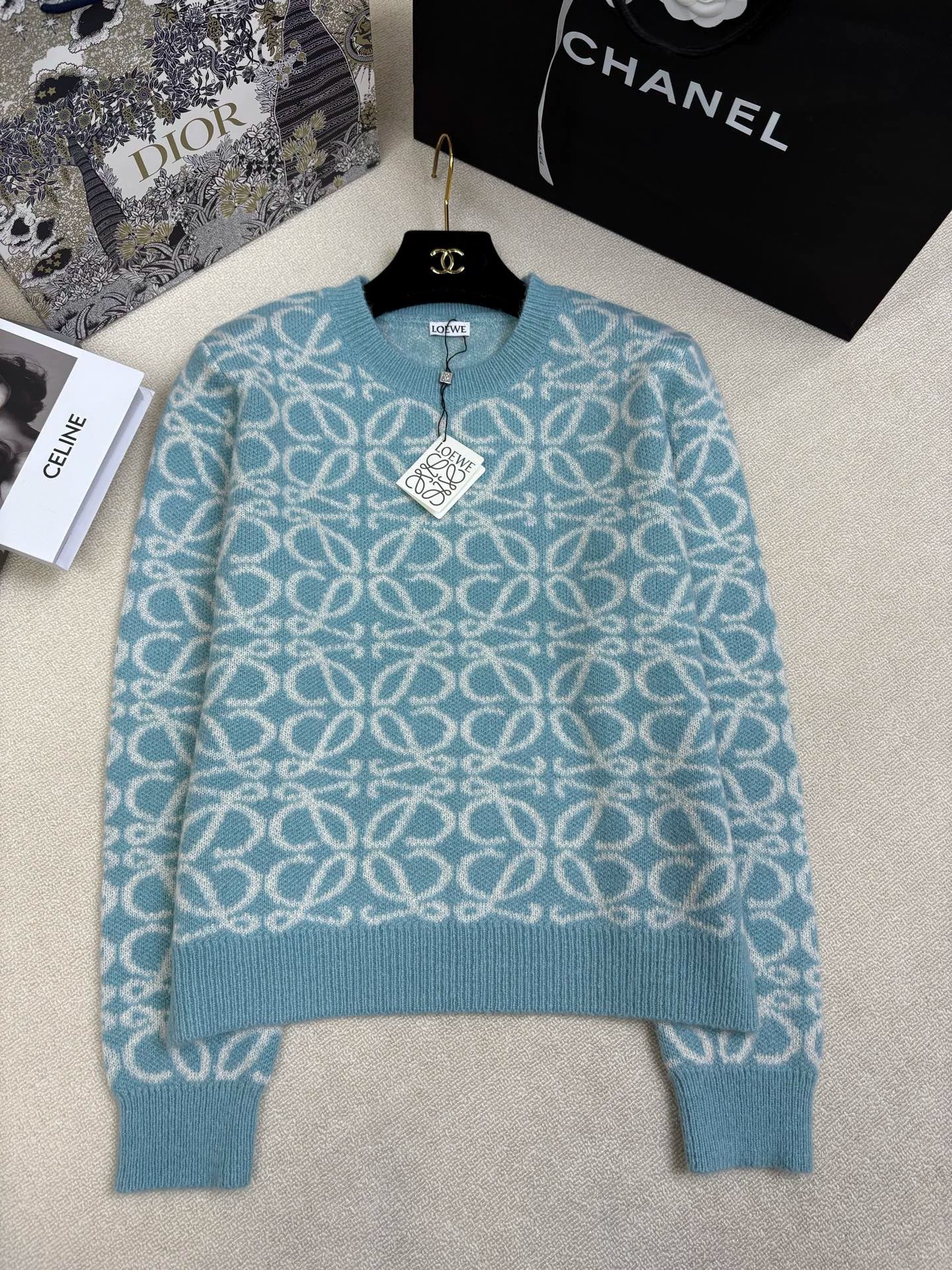 Color-blocked logo top
