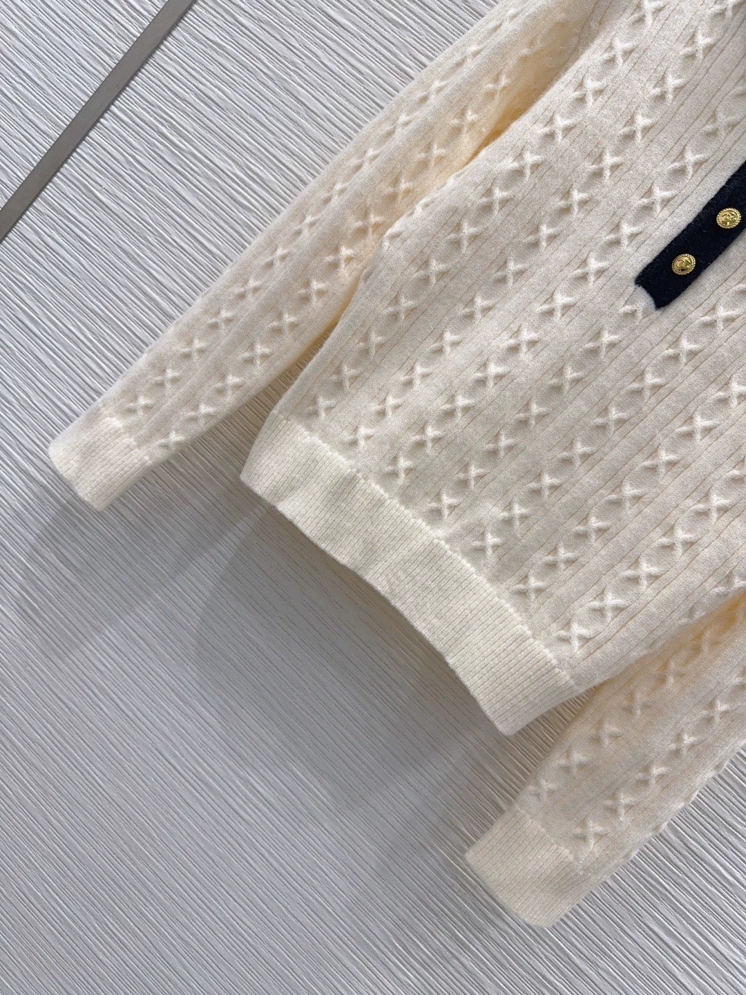 26New Classic Color-Block Sweater
