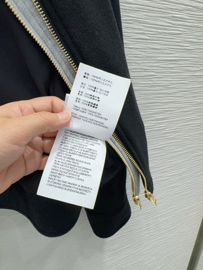 26New Long-Sleeve Wool-Blend Jacket with Triangular Logo and Air-Layer Fabric