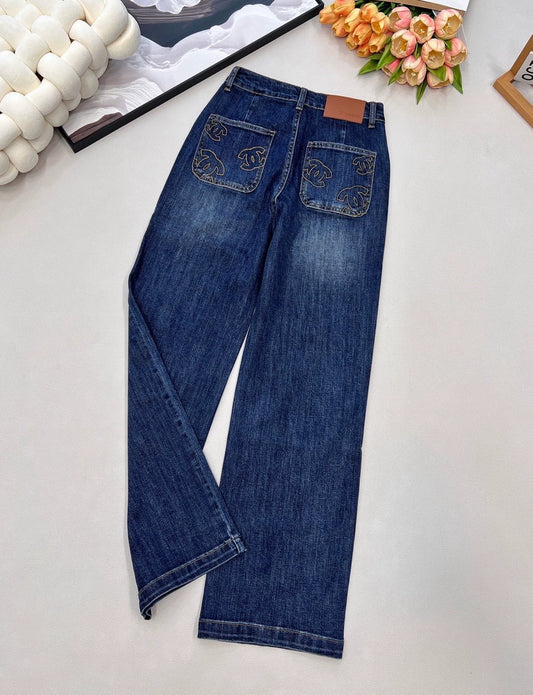 Straight-leg pants with embroidered back pockets