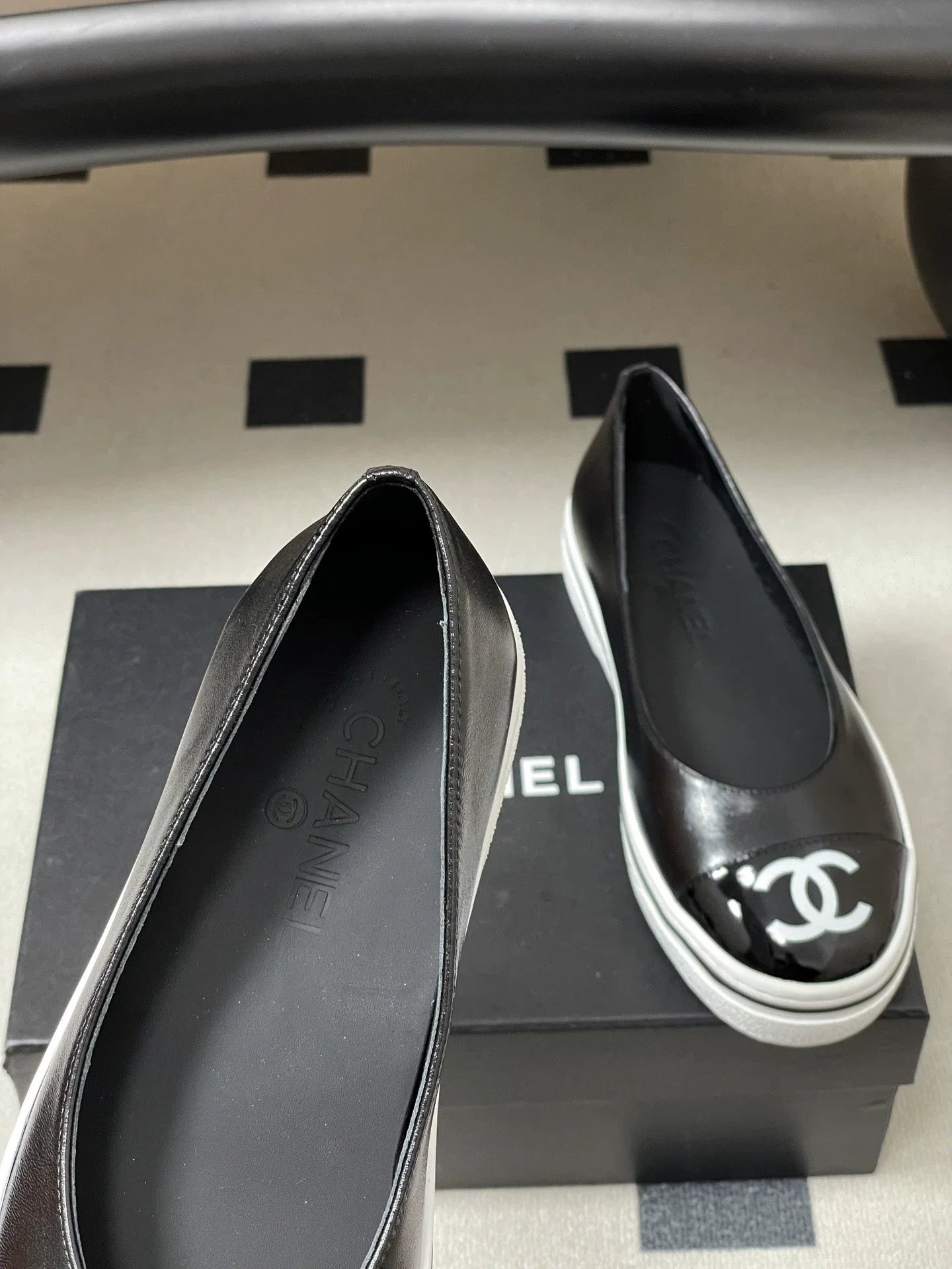 Color-blocked low-cut flats