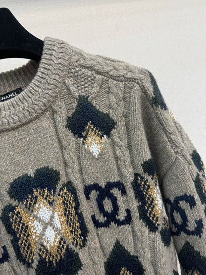 Four leaf clover knitted sweater
