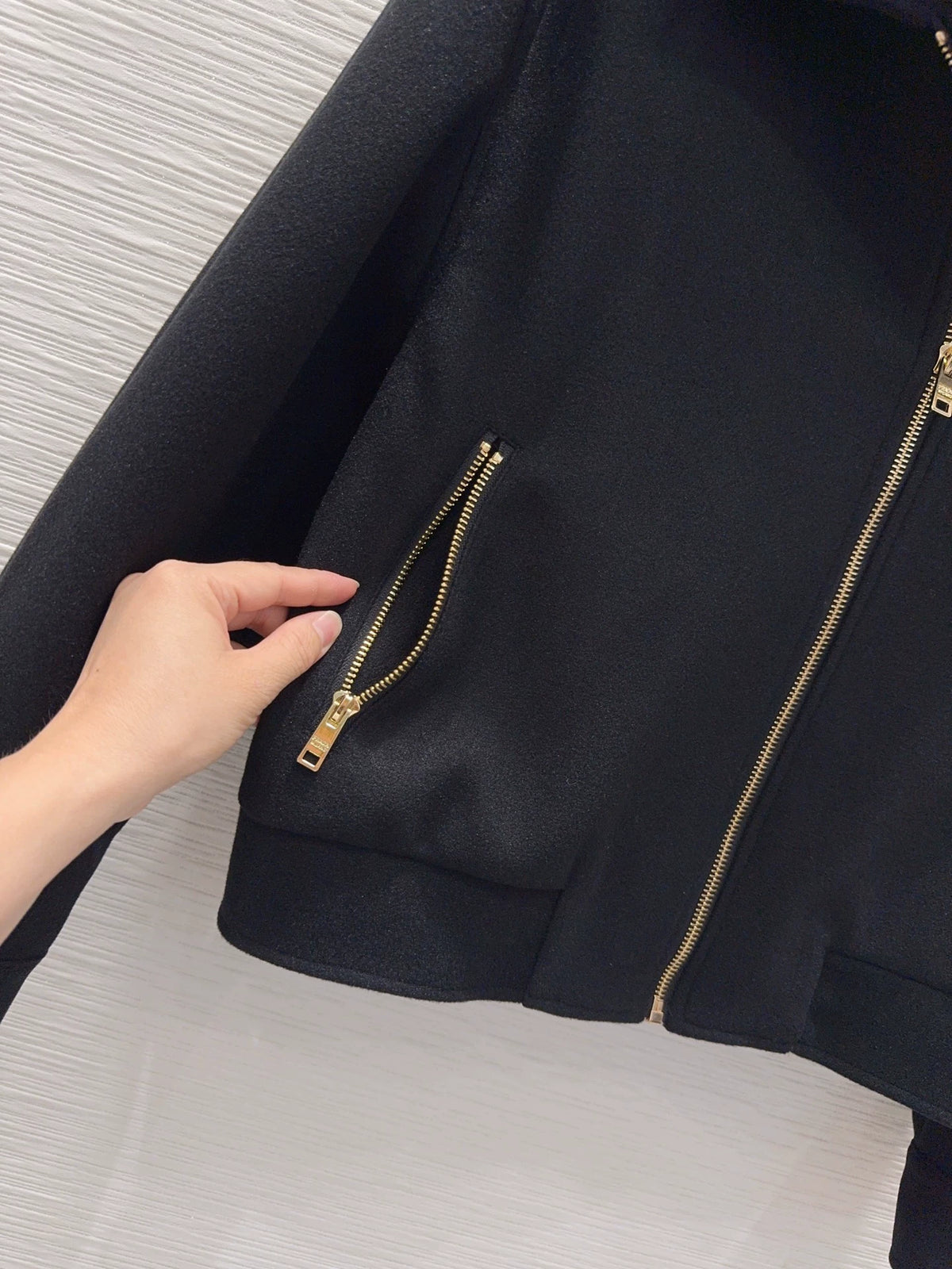 26New Long-Sleeve Wool-Blend Jacket with Triangular Logo and Air-Layer Fabric