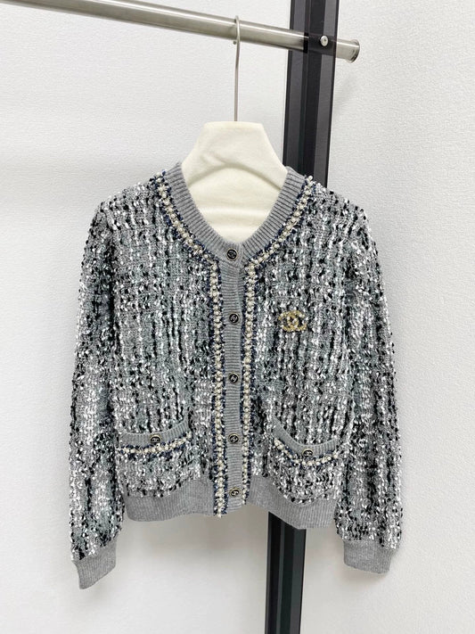 25fw Wearing a round neck cardigan with beads