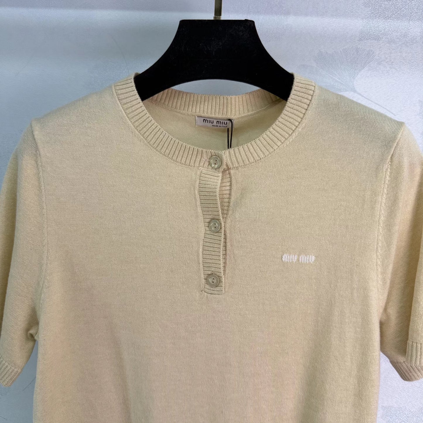 New short-sleeved knit sweater
