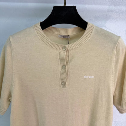New short-sleeved knit sweater