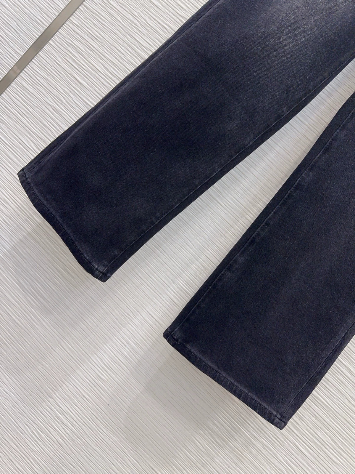 26New-Arrival Jeans with Rear Triangle Logo and Pockets