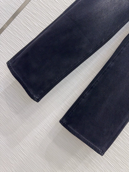 26New-Arrival Jeans with Rear Triangle Logo and Pockets