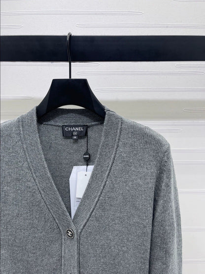 25fw V-neck long sleeved knitted cardigan