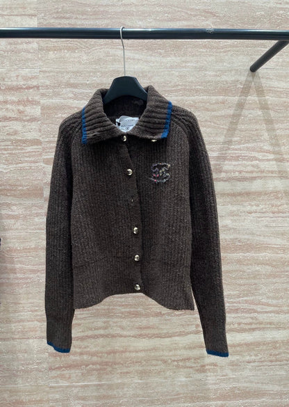 Collar contrasting sweater