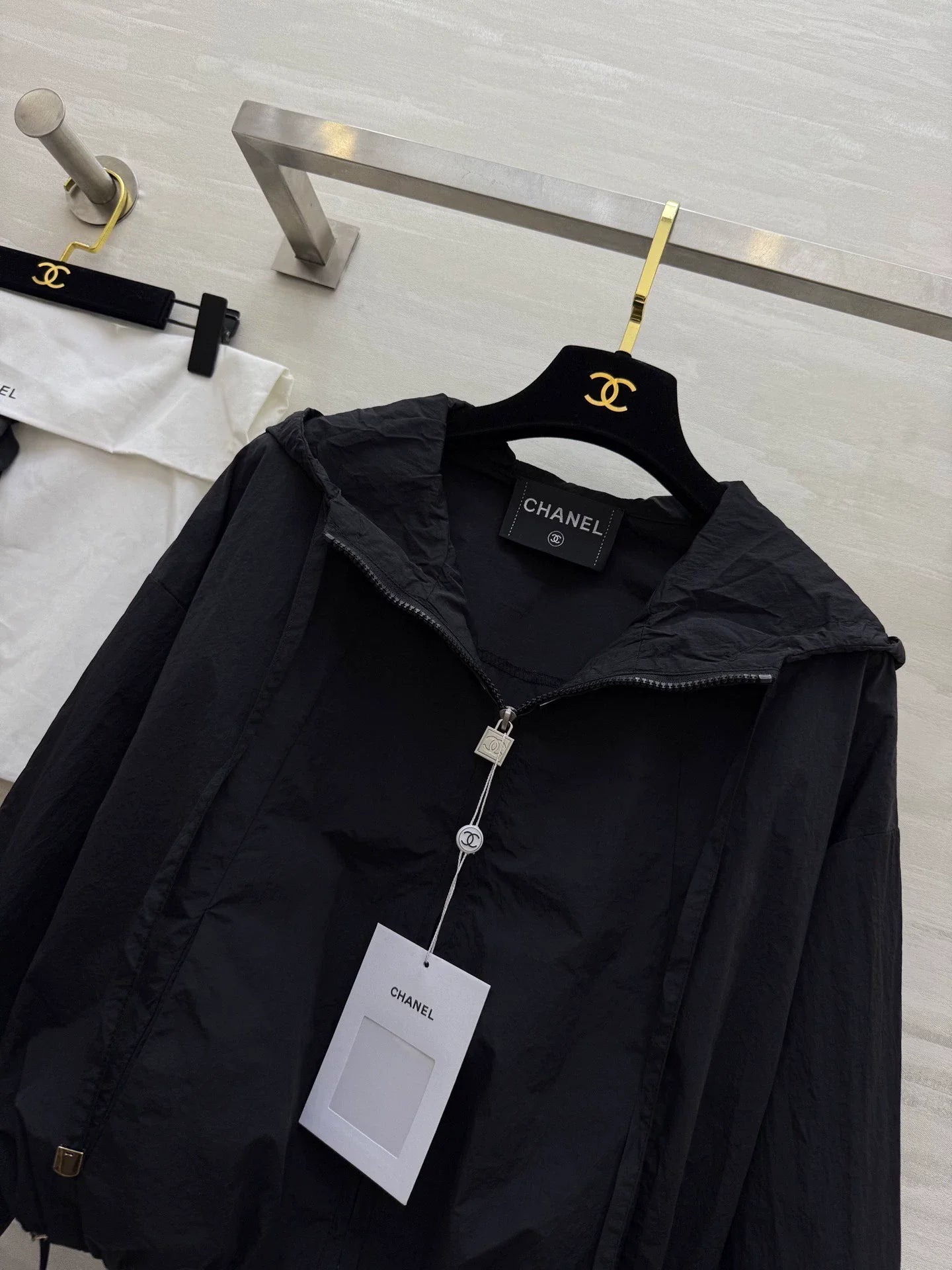 Thin hooded short jacket