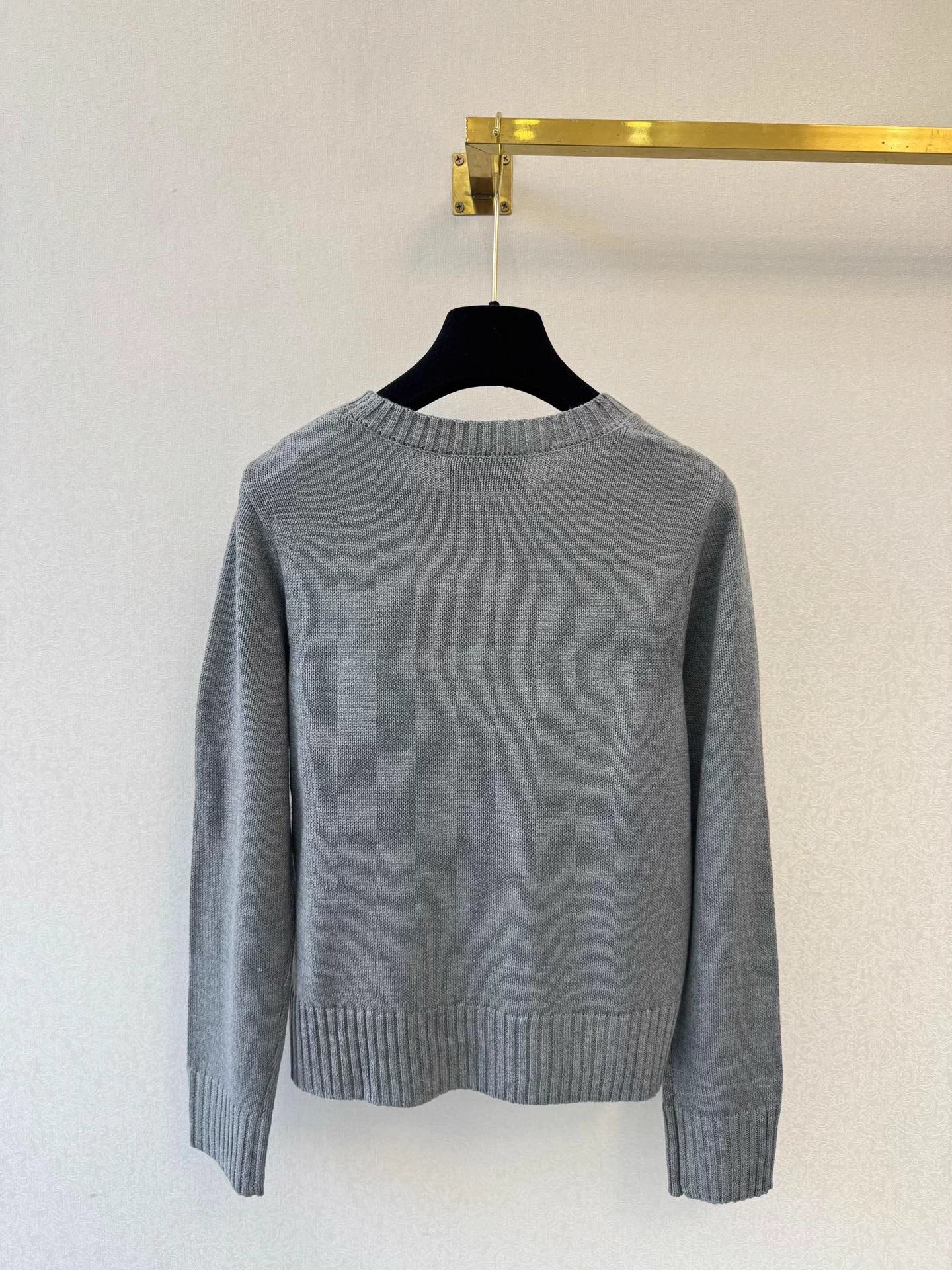 Crew neck knit sweater