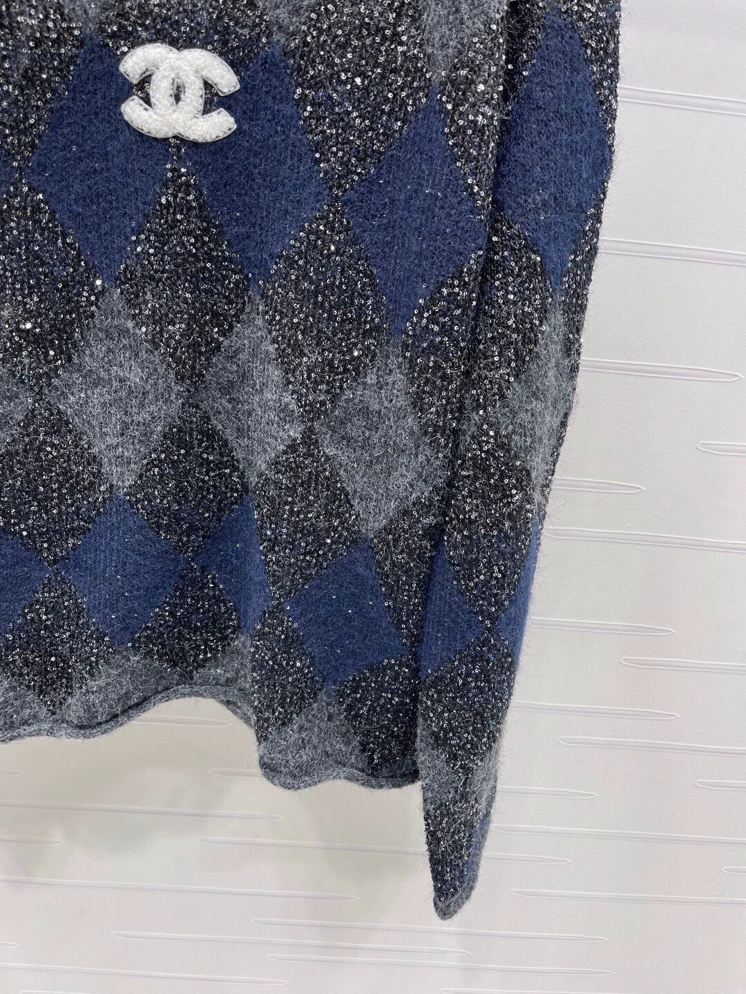 Lingge bead V-neck long sleeved shirt