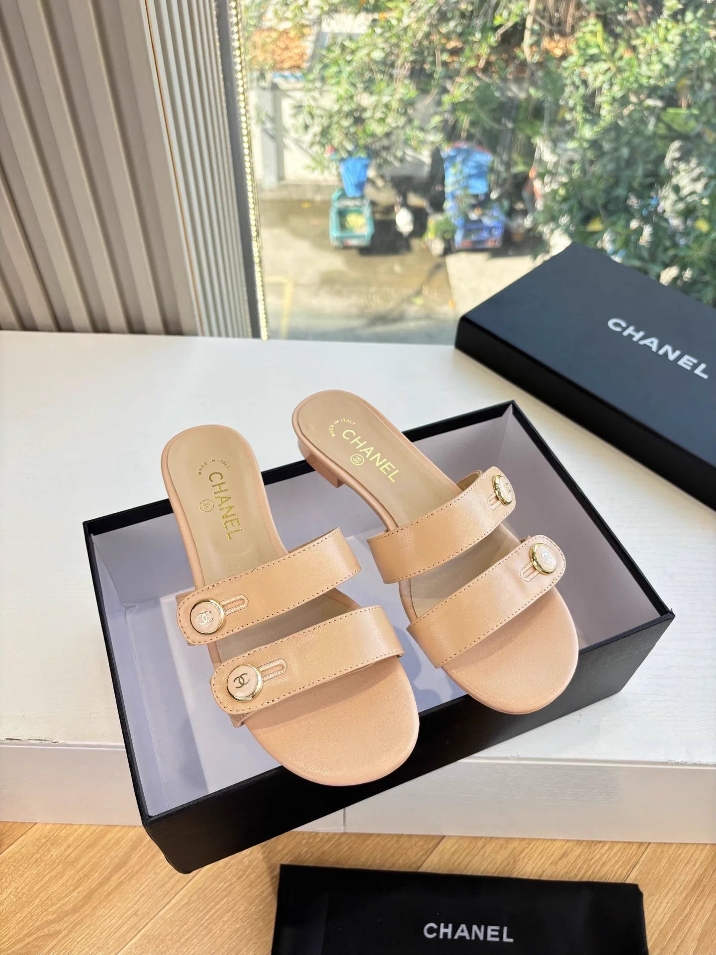 Double C buckle slippers