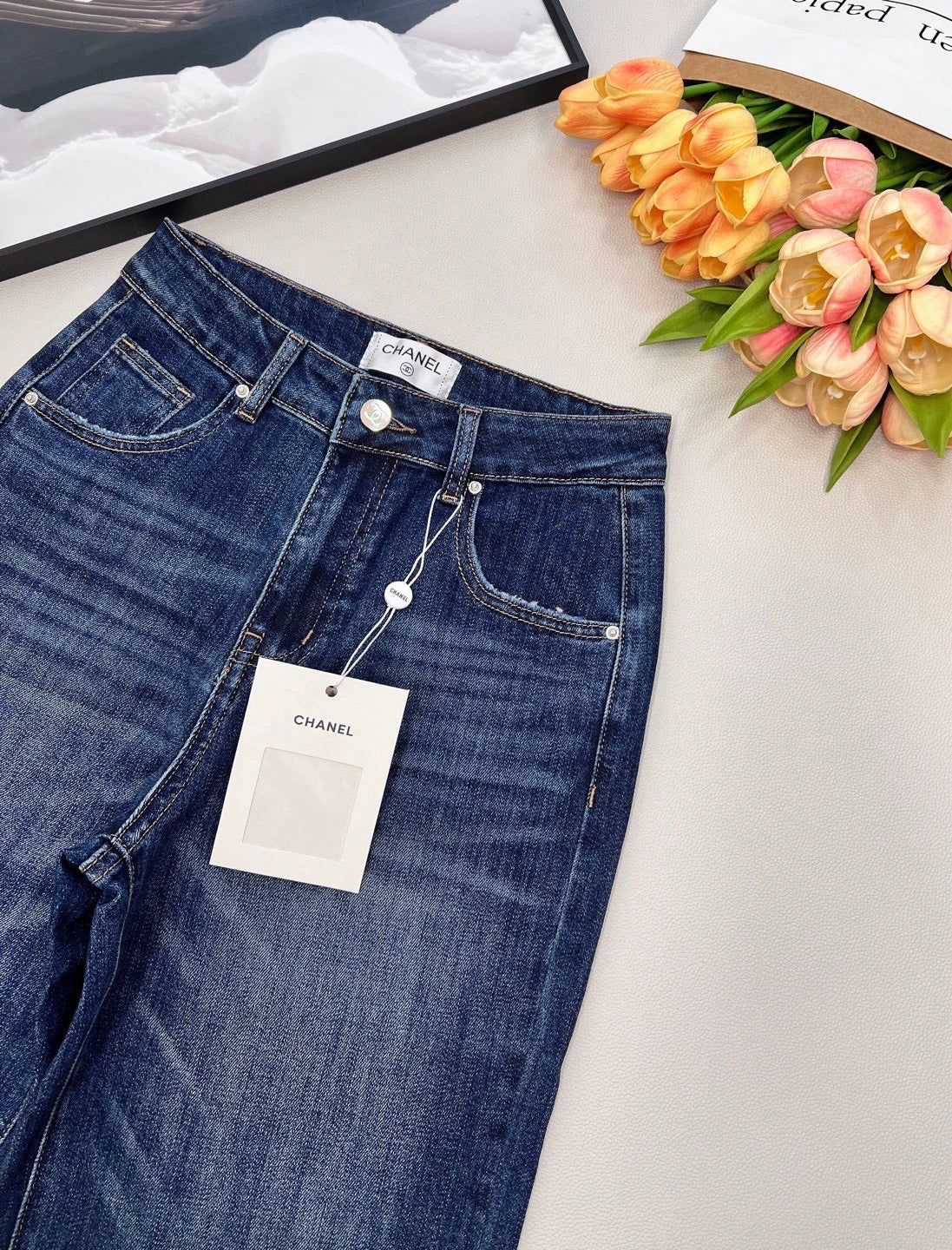 Straight-leg pants with embroidered back pockets