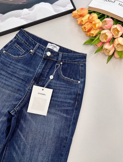 Straight-leg pants with embroidered back pockets