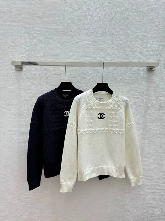 Jacquard round neck knitted long sleeved shirt
