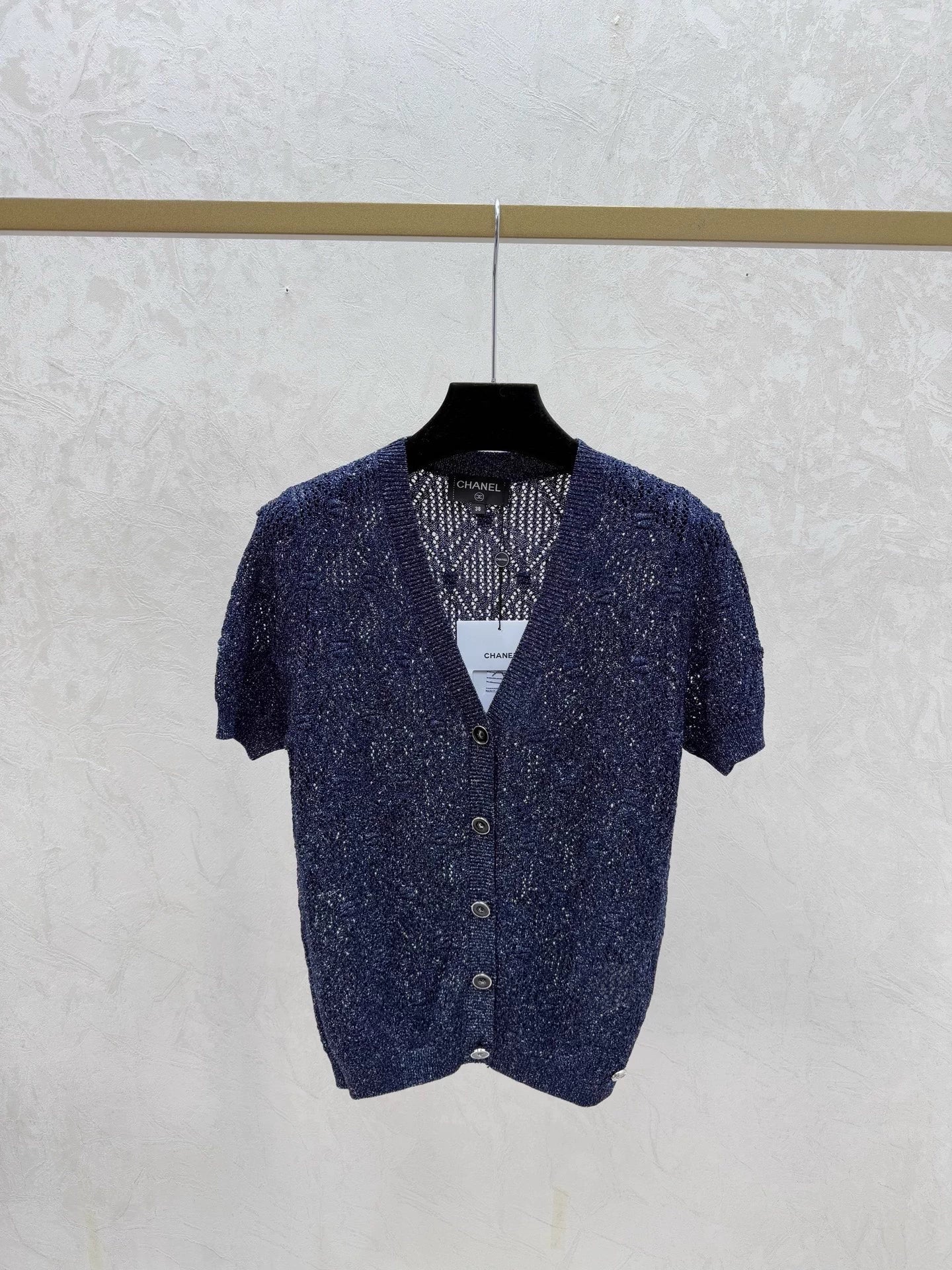 Hollow-out V-neck T-shirt