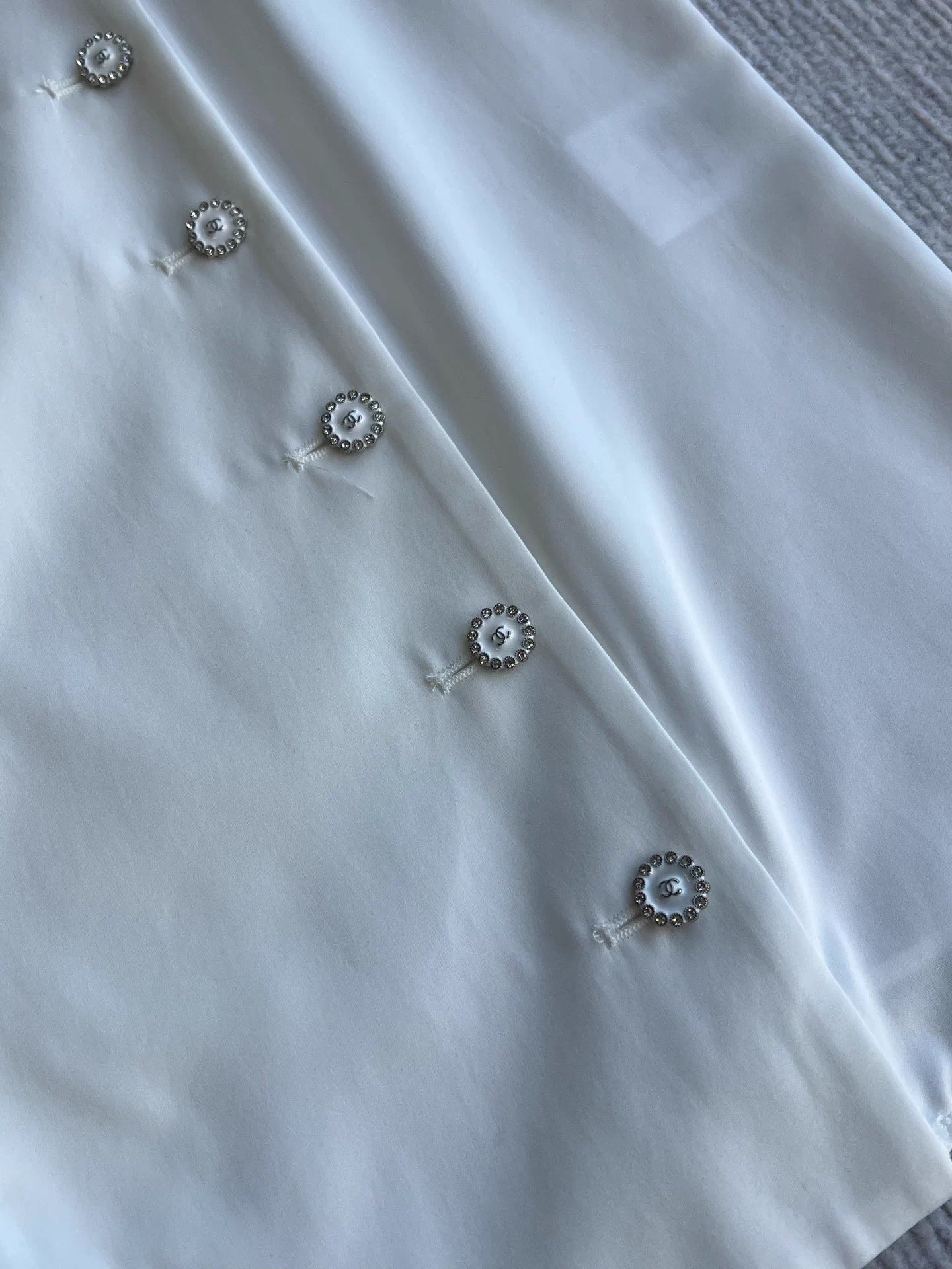 Sleeveless side-button petal blouse