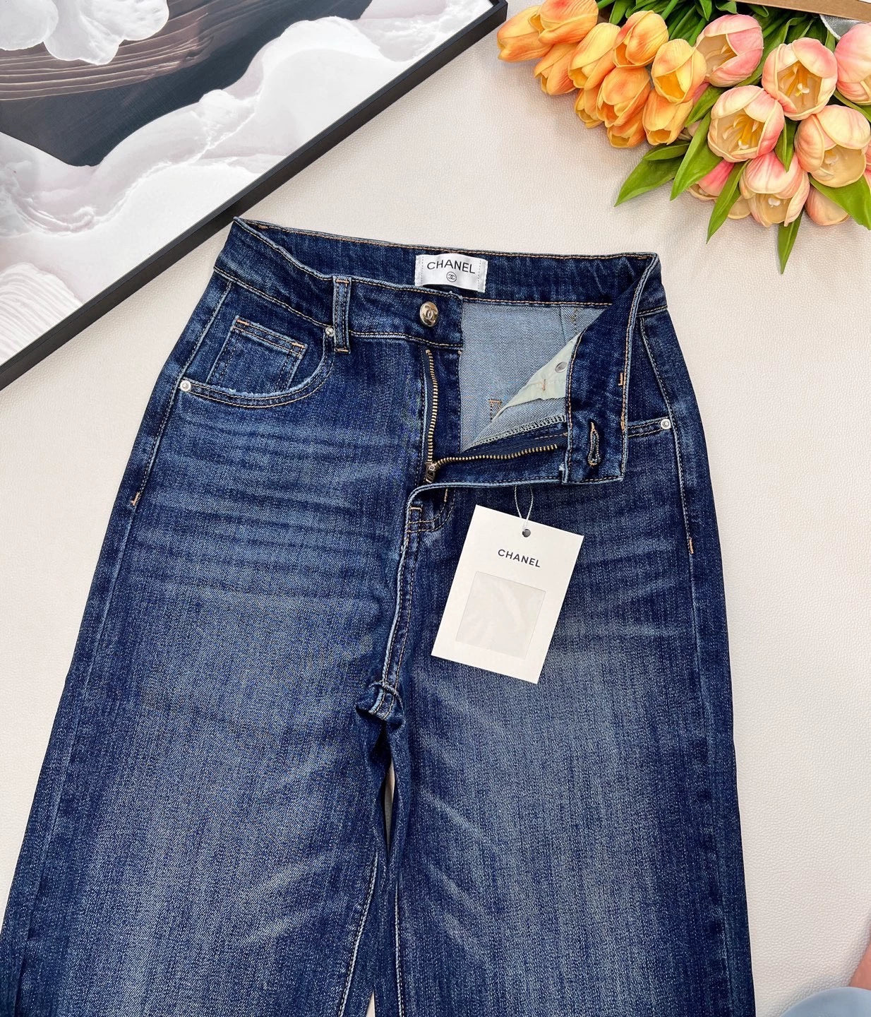 Straight-leg pants with embroidered back pockets
