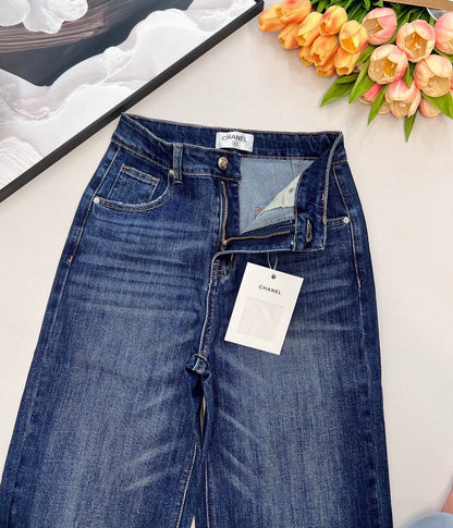 Straight-leg pants with embroidered back pockets