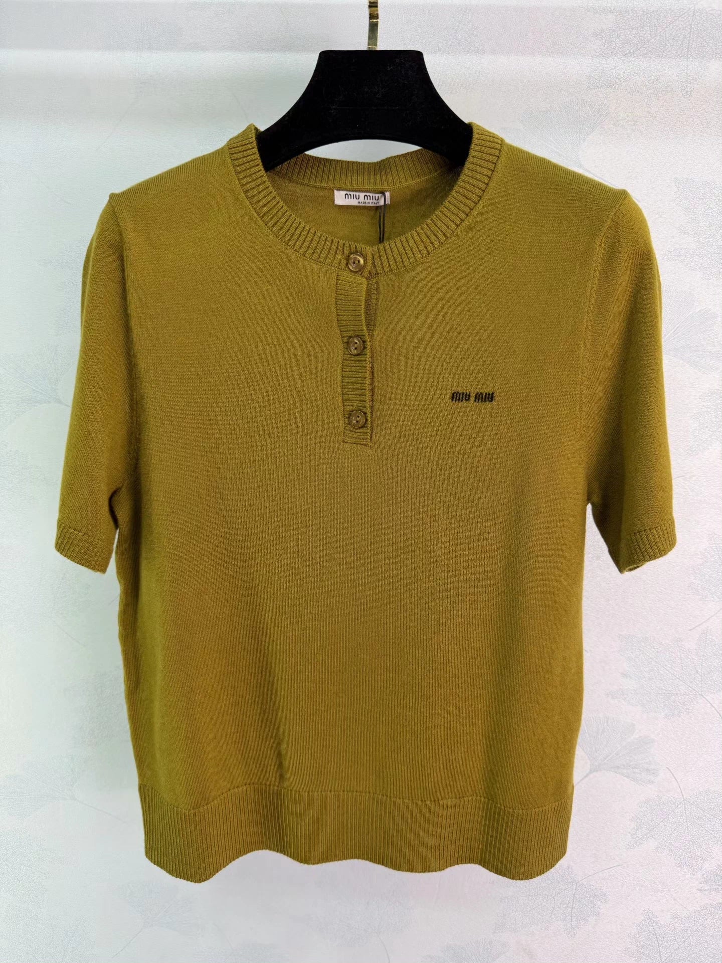 New short-sleeved knit sweater
