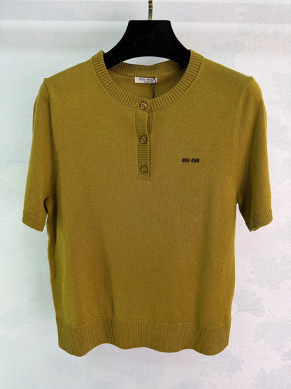 New short-sleeved knit sweater