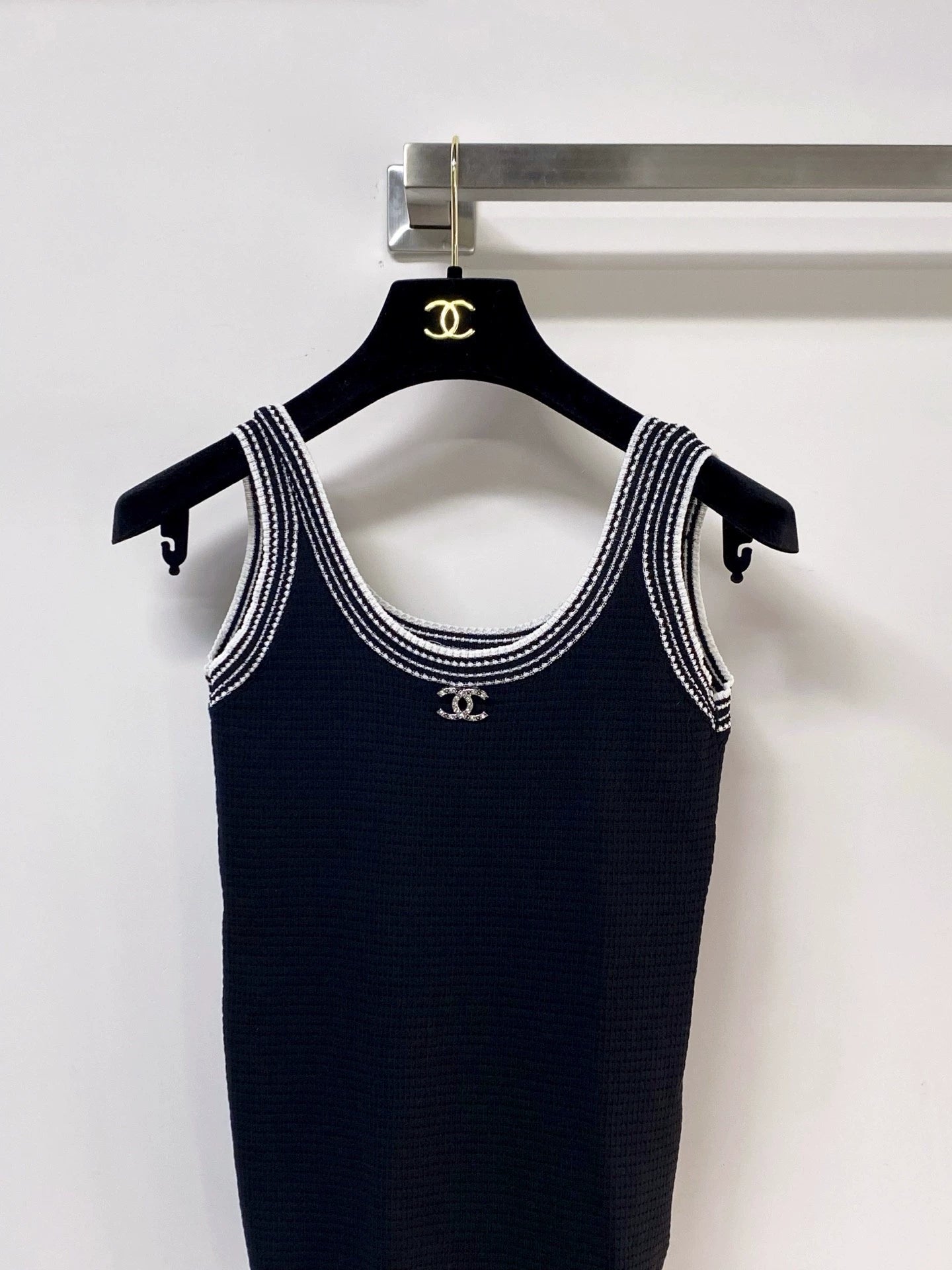 26ss Color-blocked trim tank top