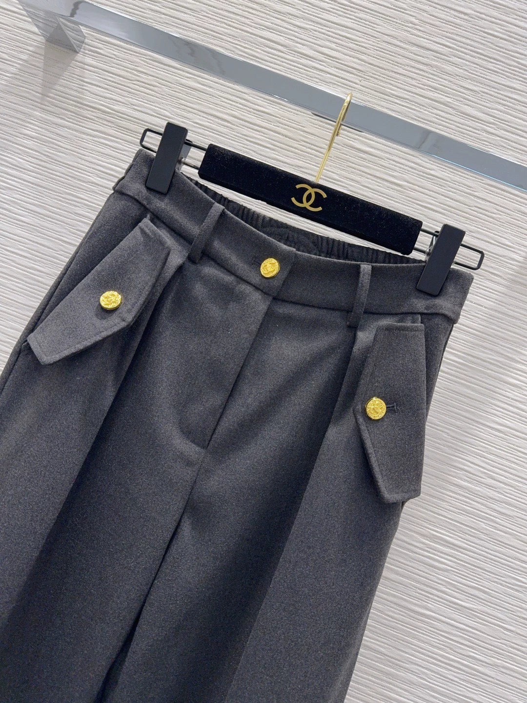 26New Button-Detail Casual Trousers