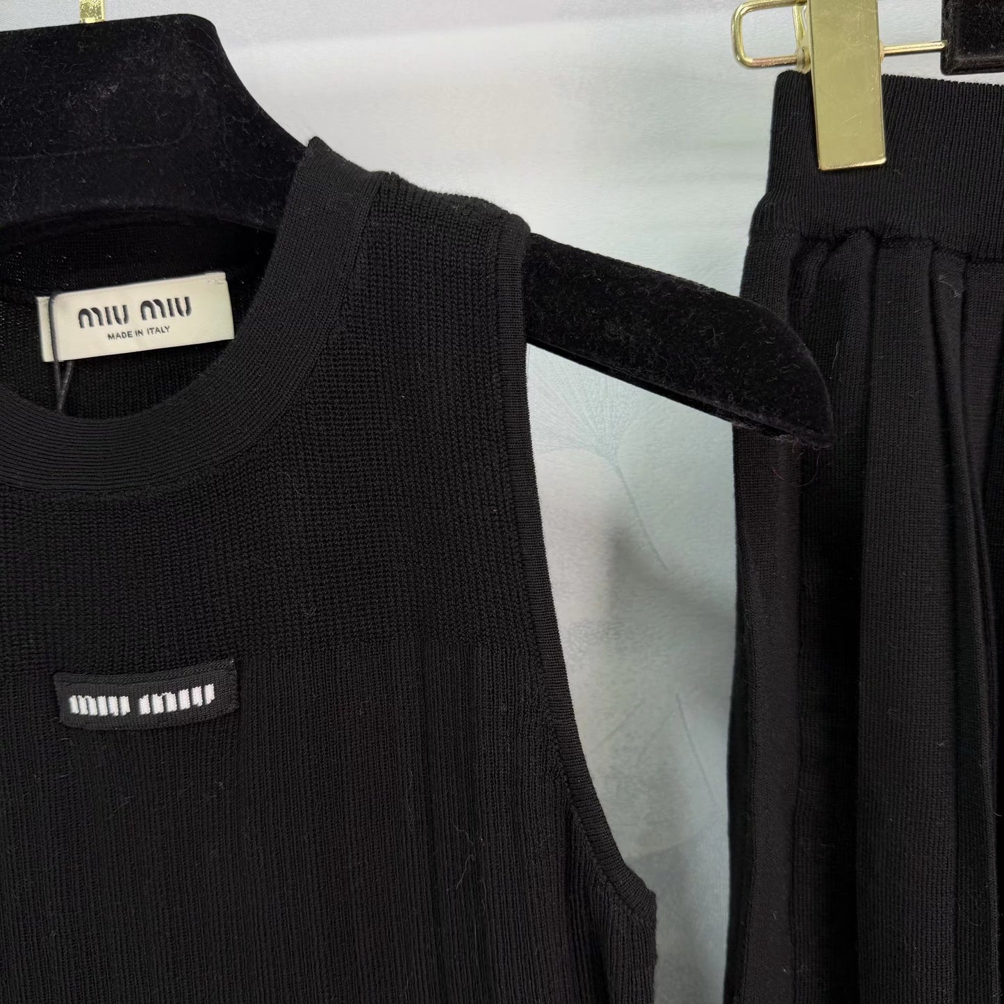 leeveless vest + pleated skirt set