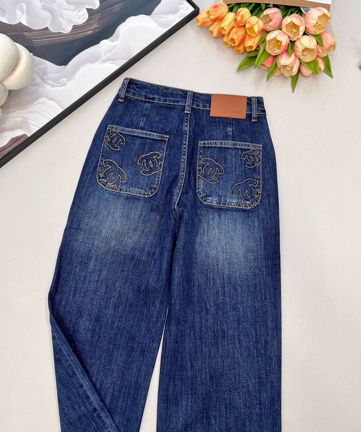 Straight-leg pants with embroidered back pockets