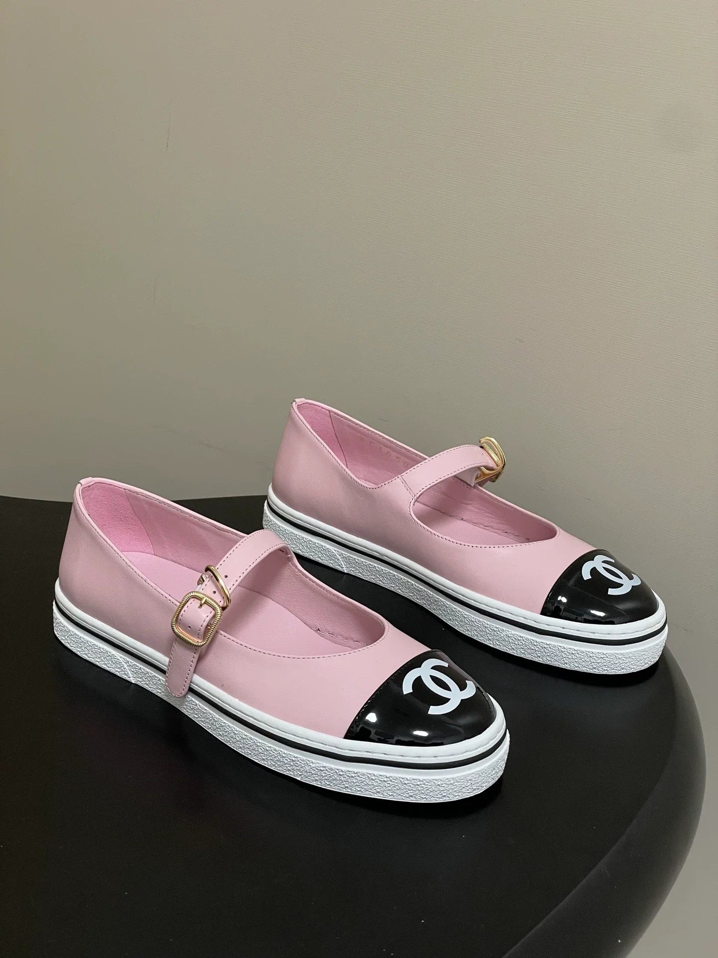 Color-blocked low-cut flats