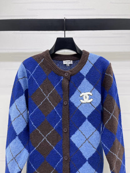 Crew Neck Diamond Pattern Cardigan