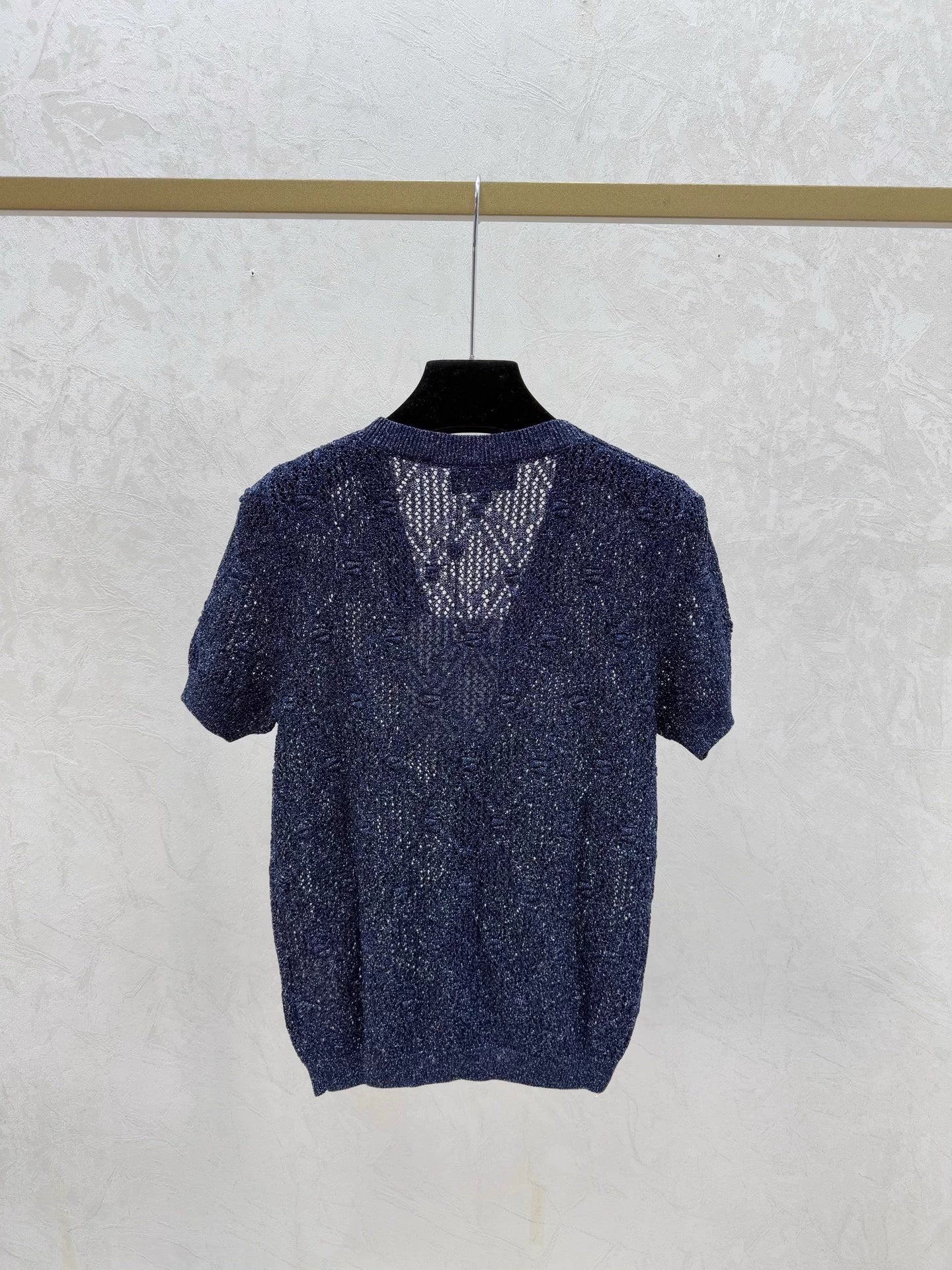 Hollow-out V-neck T-shirt