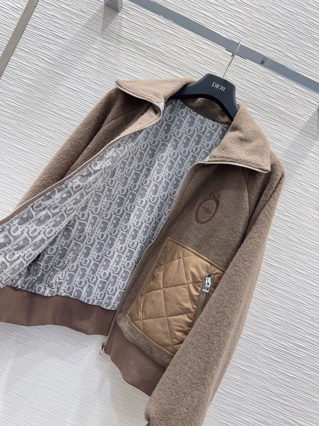 26New Quilted-Pattern Long-Sleeve Jacket with Pockets, Zipper, and Lapel