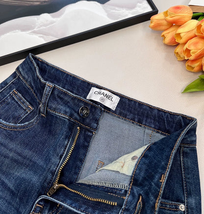 Straight-leg pants with embroidered back pockets