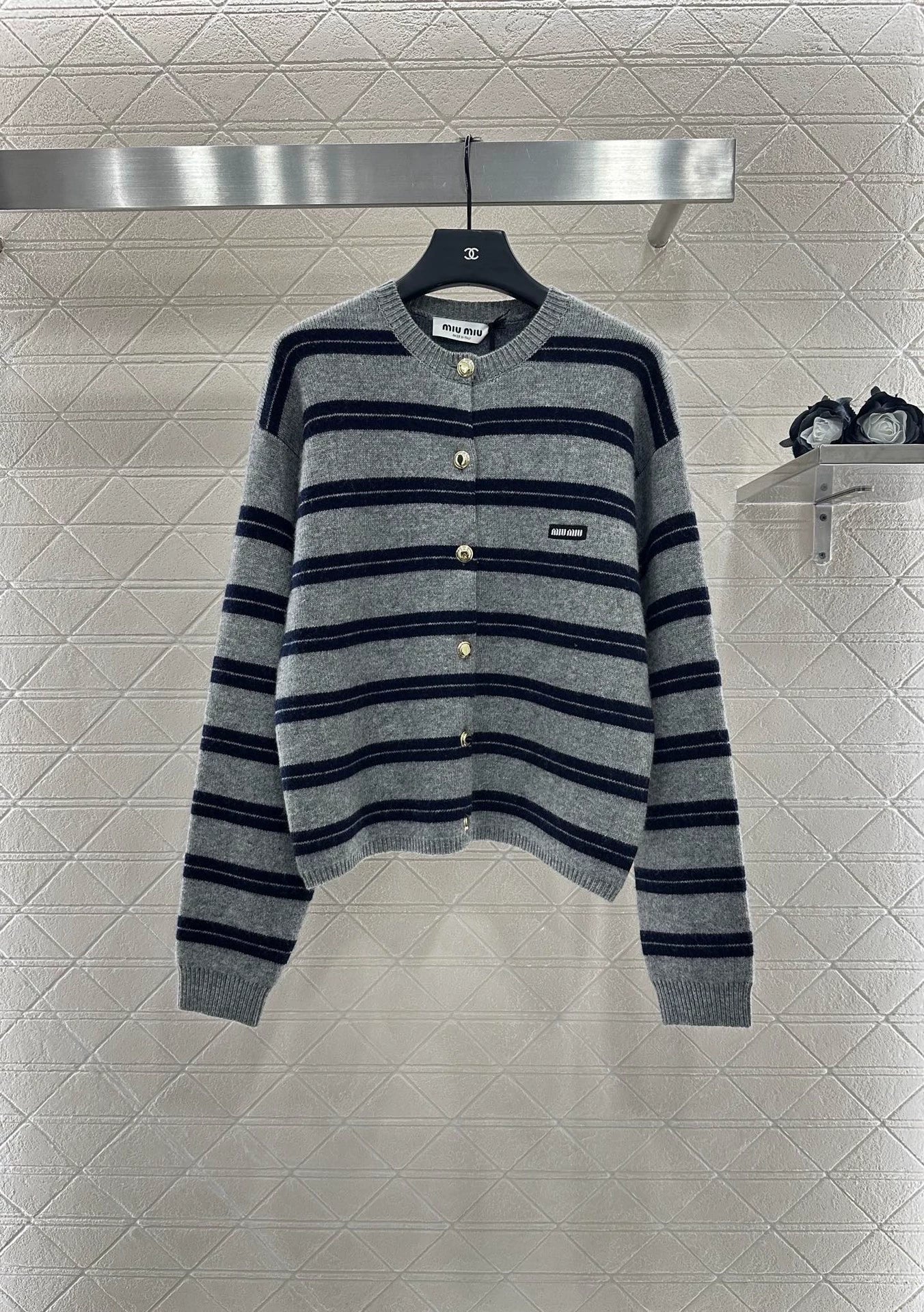 25 Striped knitted long sleeved cardigan
