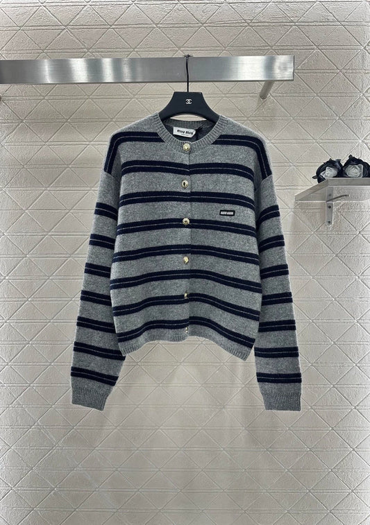 25 Striped knitted long sleeved cardigan