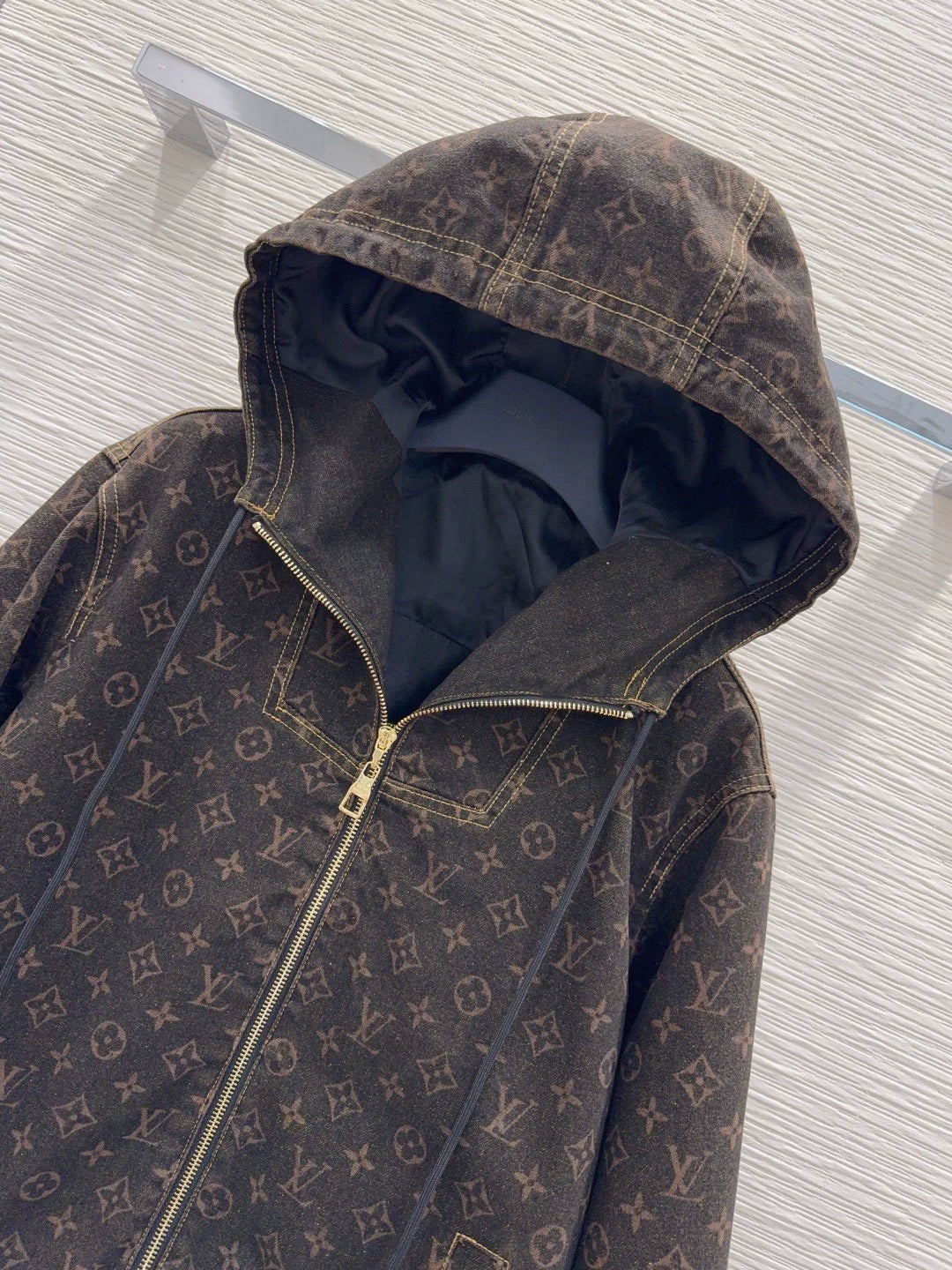 26New Long-Sleeve Denim Hooded Jacket with Print, Drawstring, and Zipper