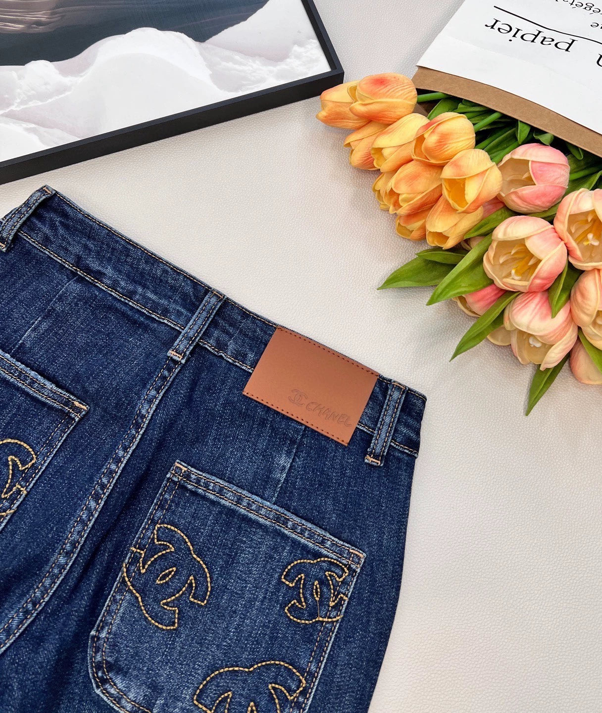 Straight-leg pants with embroidered back pockets