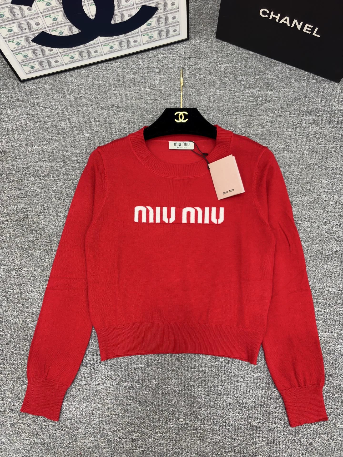 Color-blocked letter top