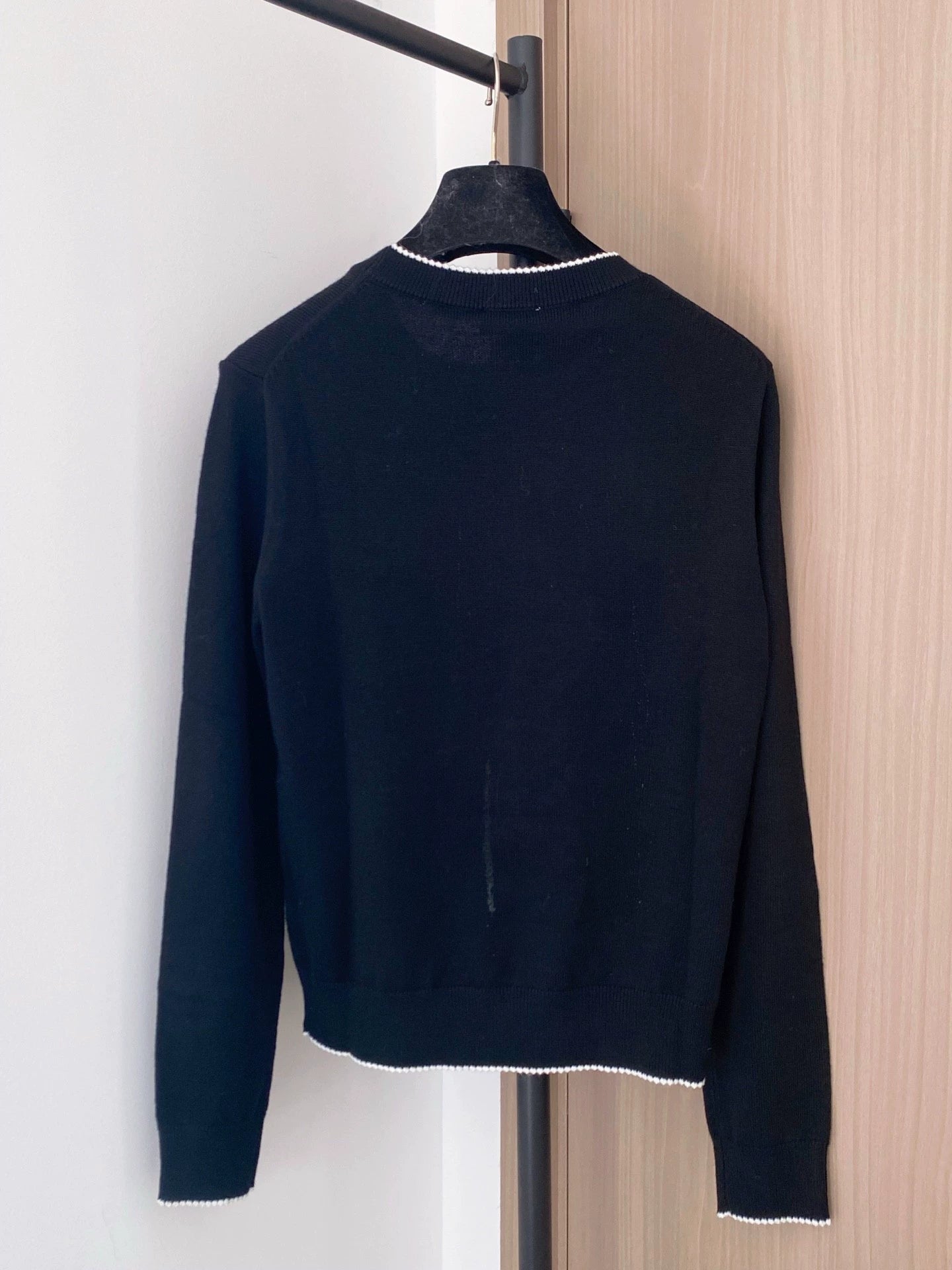 Heart-shaped long-sleeved knit sweater