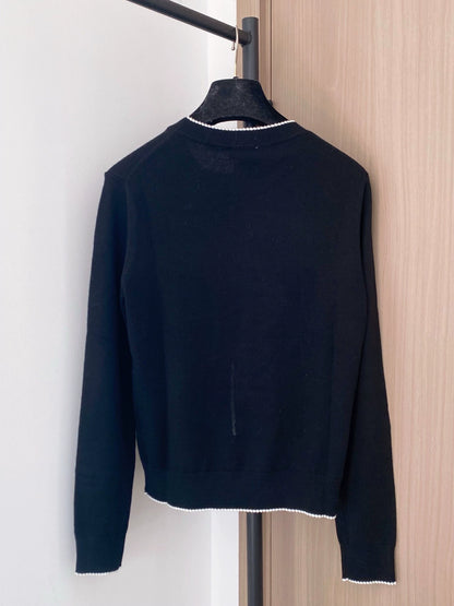 Heart-shaped long-sleeved knit sweater