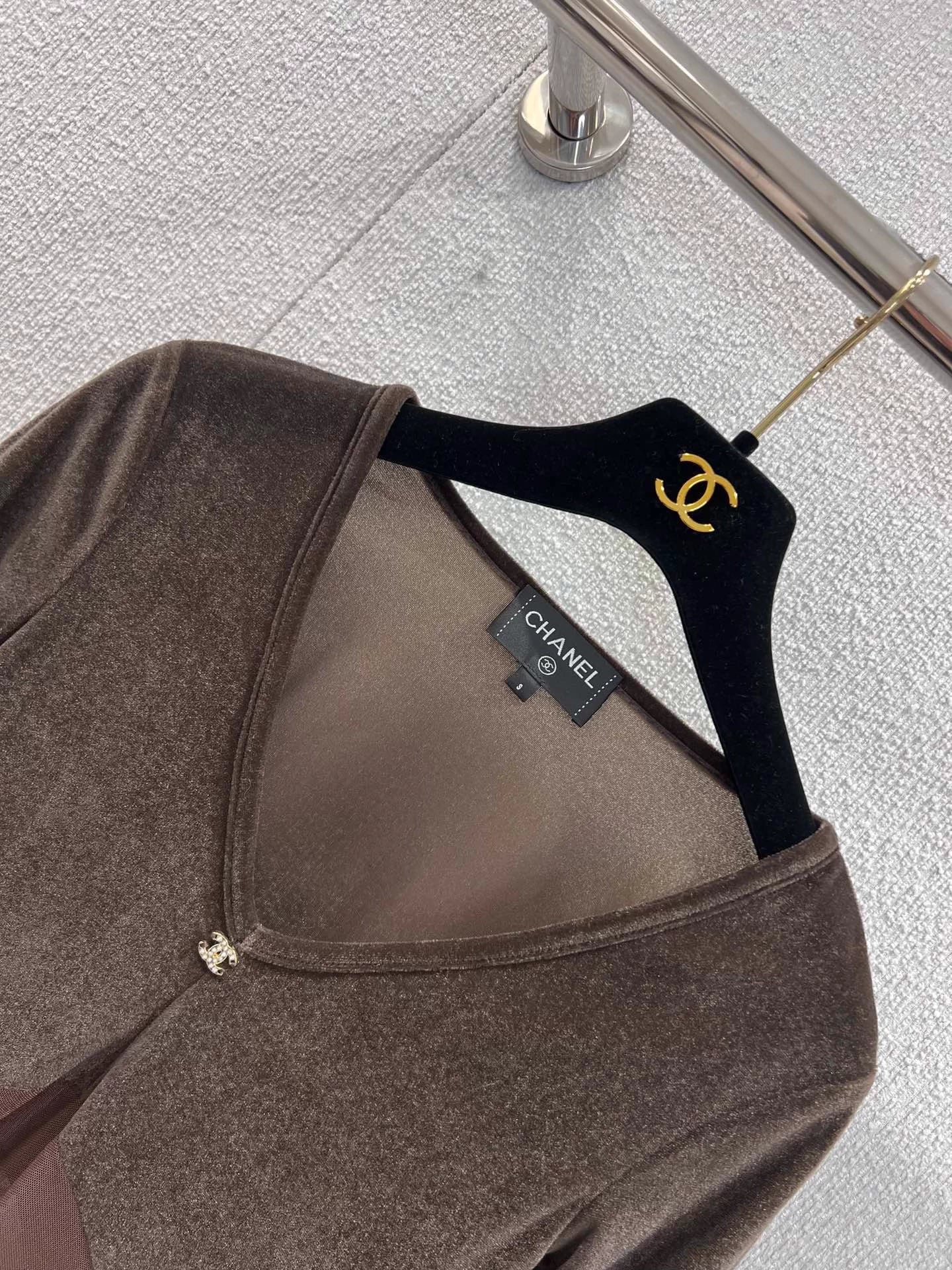 Mesh-paneled base layer